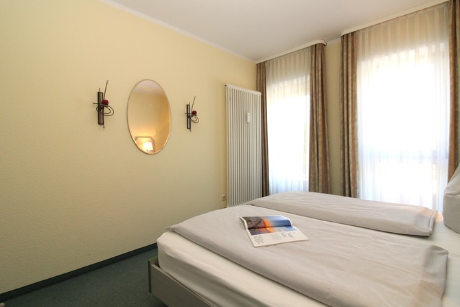 Ferienwohnung in Kühlungsborn - Appartementanlage Ostseeblick Fewo Rügen 12 - Schlafzimmer mit direktem Balkonzugang