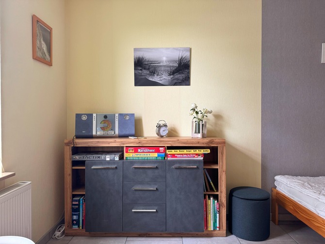 Ferienwohnung in Niederhagen - Sonne und Me(eh)r - Schlafzimmer 2 Kommode
