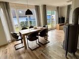 Ferienhaus in Zingst - Kiek över 33 - Esszimmer mit TV und Ofen