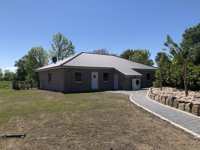 Ferienhaus in Fehmarn OT Gammendorf - Feriendomizil SeeSand 2 - Vorderansicht mit neu angelegtem Rasen Ferienhaus in Fehmarn OT Gammendorf - Feriendomizil SeeSand 2 - Vorderansicht mit neu angelegtem Rasen