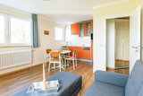 Ferienwohnung in Fehmarn OT Neue Tiefe - Strandhotel Garni Fehmarn - Wohnzimmer mit K&uuml;chenecke und Schlafcouch